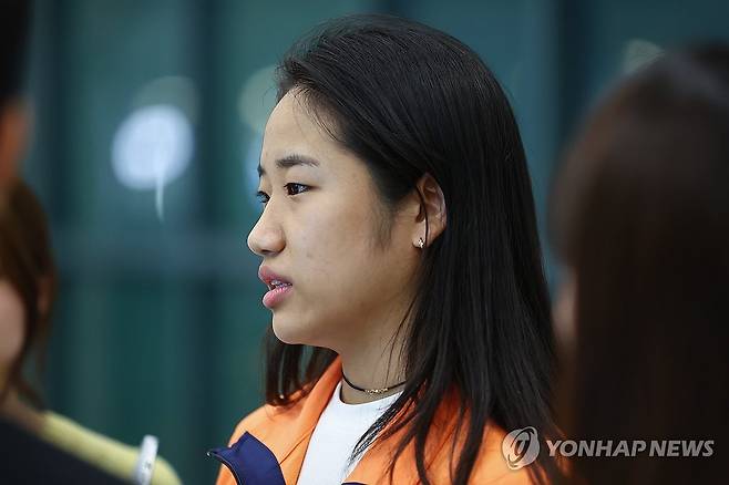 동메달로 세계선수권 마친 안세영 (영종도=연합뉴스) 서대연 기자 = 프랑스 파리에서 열린 2025 세계개인선수권대회를 마친 배드민턴 대표팀 안세영이 2일 인천국제공항 제1여객터미널을 통해 귀국하며 취재진에 소감을 밝히고 있다.
    안세영은 이번 대회 여자단식 4강전에서 '천적'으로 꼽히는 중국의 천위페이(4위)에게 0-2(15-21 17-21)로 패하며 동메달을 얻었다. 2025.9.2 dwise@yna.co.kr