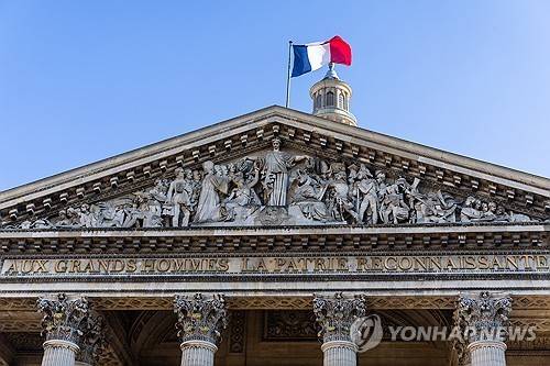 팡테옹 정면 표어 [EPA 연합뉴스 자료사진. 재판매 및 DB 금지]