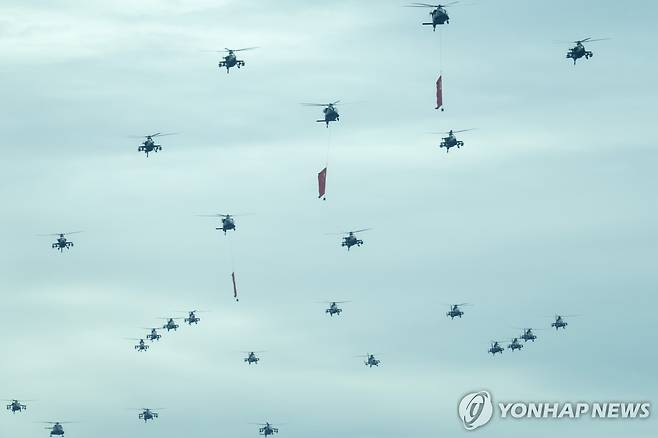 지난 8월24일 항일전쟁 승리 80주년 기념 열병식 최종 예행연습에서 비행 중인 헬리콥터 편대 모습. [AP 연합뉴스 자료사진. 재판매 및 DB 금지]