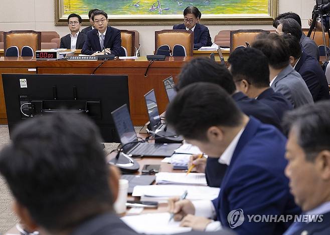 청문회에서 질의에 답하는 이억원 금융위원장 후보자 (서울=연합뉴스) 황광모 기자 = 이억원 금융위원장 후보자가 2일 국회 정무위원회에서 열린 인사청문회에 출석해 의원 질의에 답하고 있다. 2025.9.2 hkmpooh@yna.co.kr