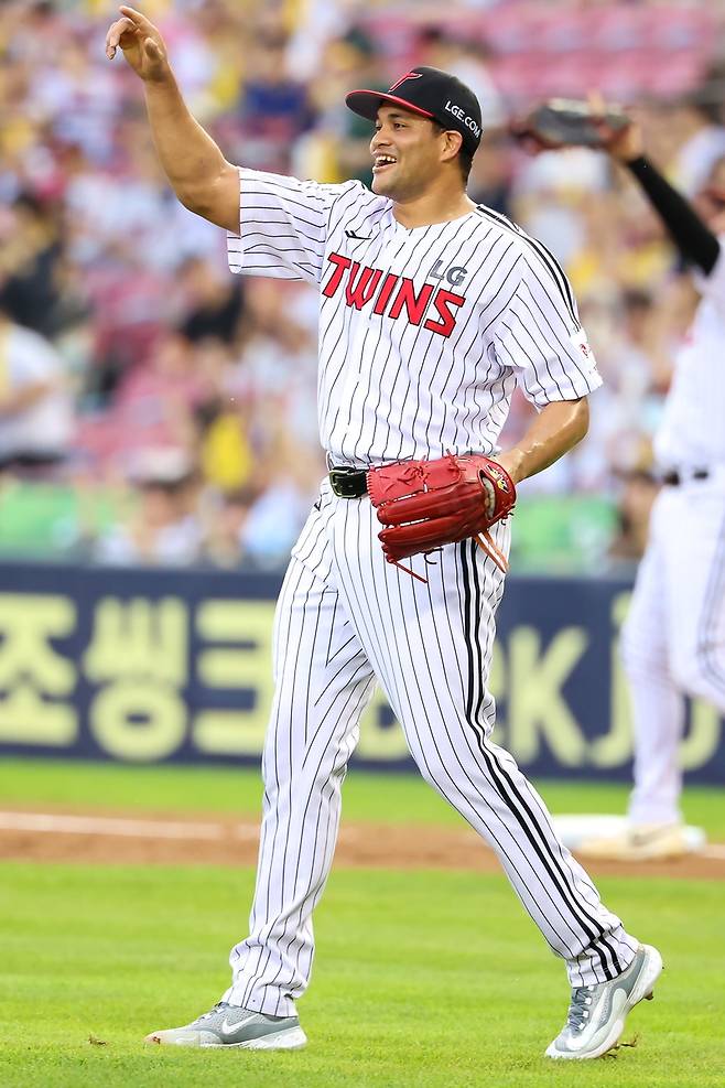 환하게 웃는 치리노스 (서울=연합뉴스) LG 외국인 투수 치리노스가 2일 서울 잠실구장에서 열린 롯데와 홈 경기에 선발 등판해, 호수비를 한 동료를 향해 감사를 표하고 있다. [LG 트윈스 제공. 재판매 및 DB금지]