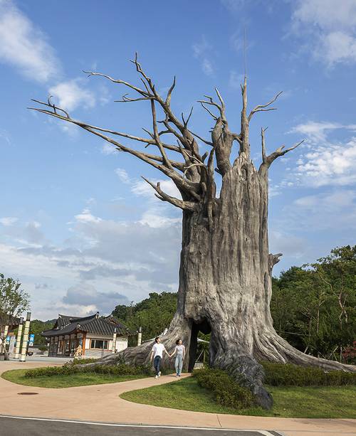 신화목은 높이 17m의 거대한 나무 조형물로, 태백산 신단수를 모티브로 제작됐다.