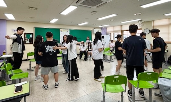 ▲ 부곡고등학교 학생들이 세계 시민 양성 외국어 체험 교육을 받고 있다. /사진제공=부곡고등학교