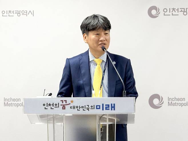 ▲&nbsp;홍준호 인천시 행정국장이 3일 오전 시청에서 열린 기자 간담회에서 월미도 원주민 귀향 문제에 대한 시 입장을 설명하고 있다.