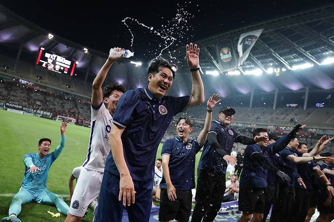 서울을 제압한 안양의 유병훈 감독이 선수들과 기뻐하고 있다. 사진=한국프로축구연맹