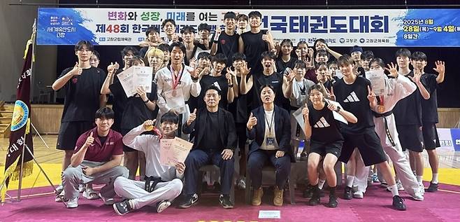 3일 전북 고창실내체육관에서 열린 제48회 한국대학태권도연맹 회장기 겨루기 전국태권도대회에 출전한 경희대 선수단이 기념사진을 찍고 있다. 사진=경희대학교