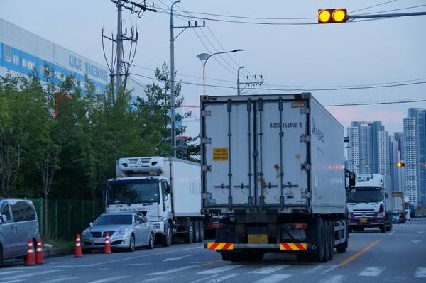 2일 오후 인천 중구 아암물류단지 인근 중앙선과 자회선 차선에 불법 주차된 화물차들 [사진 = 이장원 기자]