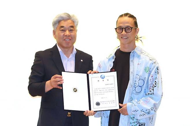 팝핀현준이 2일 세종시교육청 마음건강 홍보강사로 위촉됐다. /세종시교육청 제공