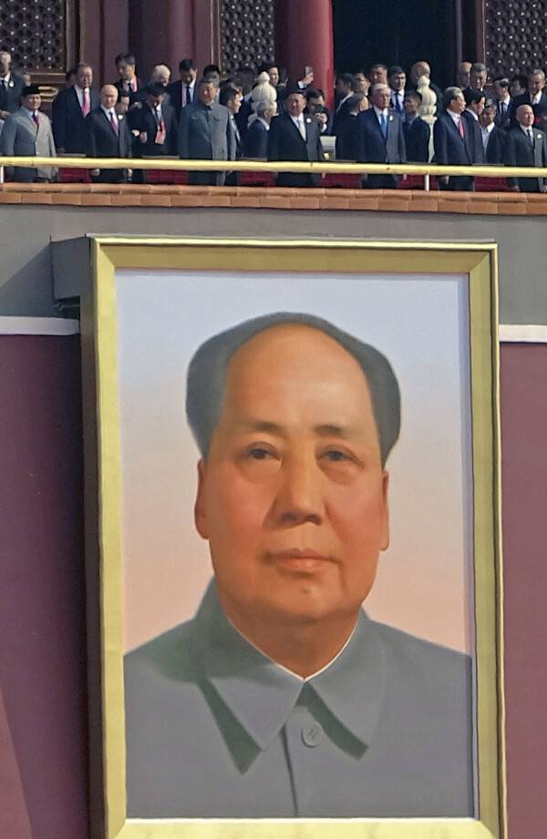 블라디미르 푸틴 러시아 대통령과 시진핑 중국 국가 주석, 김정은 북한 국무위원장이 3일 중국 베이징 톈안먼광장에서 열린 전승절 80주년 기념 대규모 열병식에 참석했다. 사진은 마오쩌둥 대형 초상화가 걸린 톈안먼 망루에 늘어선 각국 관계자들. 연합뉴스