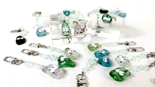 재활용 유리 키링 만들기 모습.