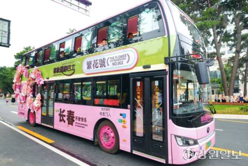 신민대가를 운행하는 2층 관광 버스