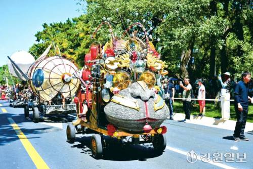 다양한 디자인의 페스토온 차량 퍼레이드