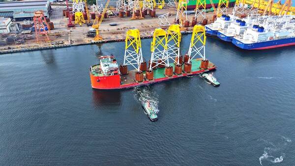 HSG성동조선이 해상풍력발전기 하부구조물을 선적한 이후 대만 창화2b&4 해상풍력 발전단지로 출항하고 있다. /HSG성동조선