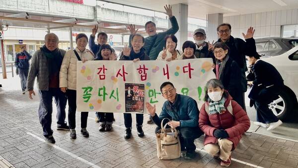 지난해 12월에 일본에 공연을 하러 갔을 때 로온 회원들이 큰들을 환송하는 모습. /큰들