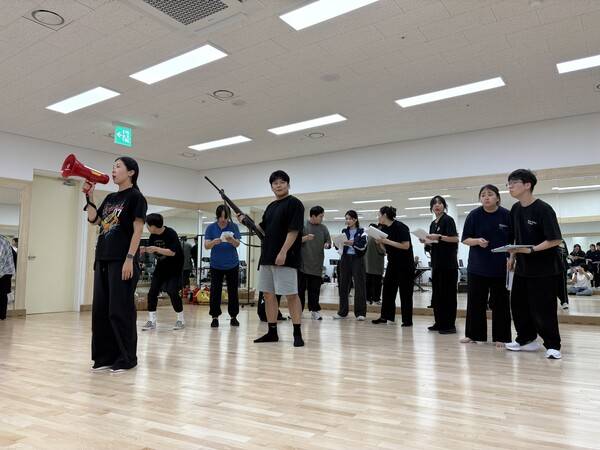 거제 극단 예도는 지난달 18일부터 뮤지컬 〈거제도〉 집중 연습에 들어갔다. 작품 중 한 장면. /주성희 기자&nbsp;