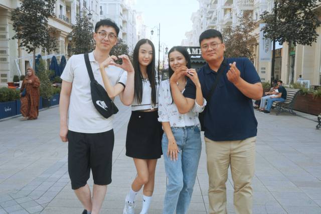 이 두 커플은 결혼이 성사되면, 한 집안이 된다. 우즈벡 두 여성이 사촌지간이기 때문이다. 고현석 영상감독