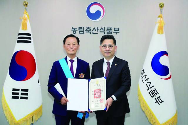 금탑 산업훈장을 받은 김신길(왼쪽) 아세아텍 회장. 아세아텍 제공