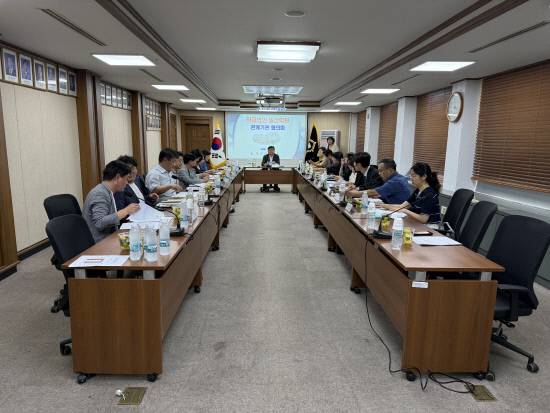 창원지법 파산 1부(부장판사 이봉수)는 2일 본관 소회의실에서 교육부, 한국사학진흥재단, 경남도, 진주시 등 한국국제대 문제 해결을 위한 관계기관 20여 명이 참석한 가운데 매각 상설협의회 첫 회의를 개최했다.