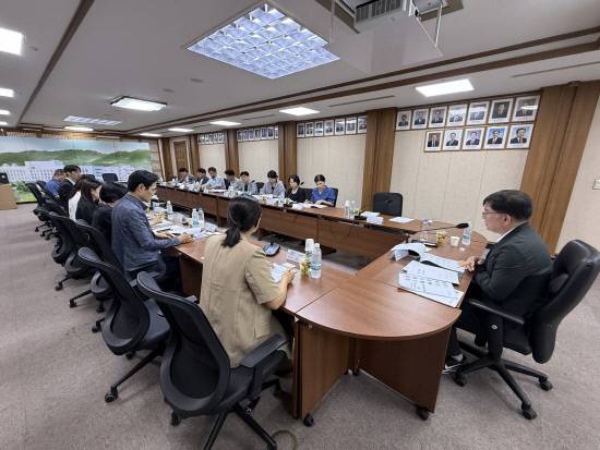 창원지법 파산 1부(부장판사 이봉수)는 2일 본관 소회의실에서 교육부, 한국사학진흥재단, 경남도, 진주시 등 한국국제대 문제 해결을 위한 관계기관 20여 명이 참석한 가운데 매각 상설협의회 첫 회의를 개최했다.
