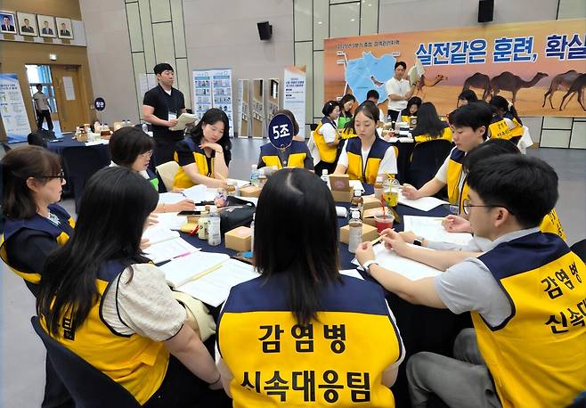 경북도가 3일 실시한 ‘신종·재출현 감염병 위기관리 대응훈련’ 참가자들이 조별 아이디어 도출 및 토론 훈련을 진행하고 있다./경북도 제공