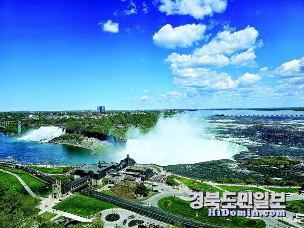 캐나다(오른쪽)와 미국 양쪽의 나이아가라 폭포가 한 눈에 보이는 모습.