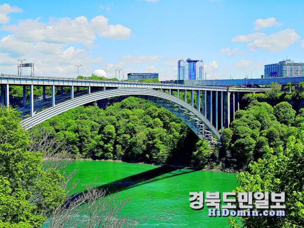 캐나다와 미국을 연결하는 교량.