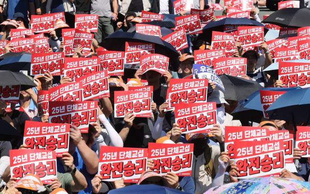 3일 울산시 북구 현대자동차 울산공장 본관 앞에서 열린 현대차 노조의 총파업 결의대회에서 조합원들이 구호를 외치고 있다. 이날 노조는 올해 임금 및 단체협약 교섭 난항으로 부분 파업에 들어갔다. 연합뉴스