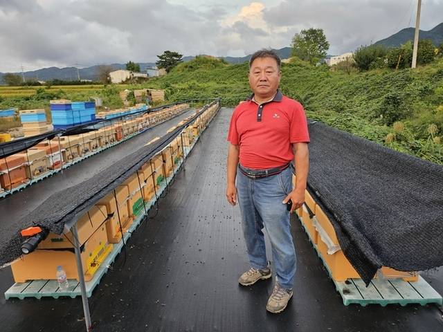 ▲ 정상화 지부장이 양봉장 앞에서 포즈를 취하고 있다.