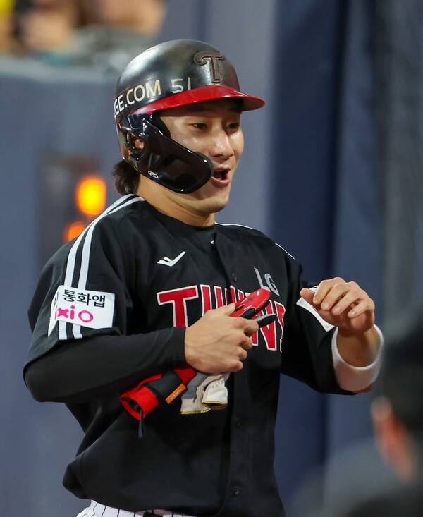 LG 트윈스 신민재의 2025년 8월 12일 수원 KT전 모습. 이때도 헬멧 로고 색의 빛이 바랬다. (사진=LG 트윈스) 