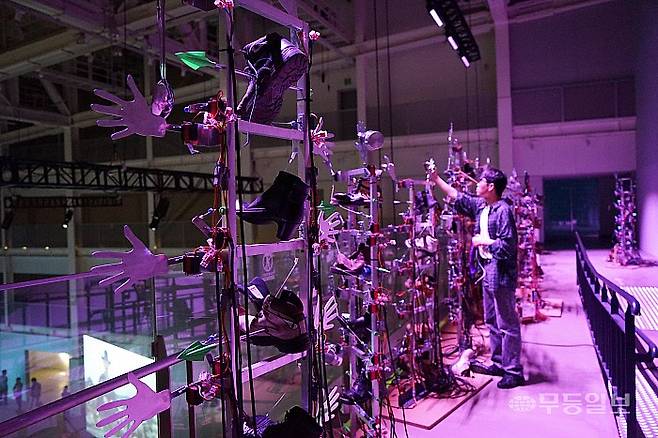 페르난도 팔마 로드리게스의 '칵판틀리-말하는 신발들의 벽'