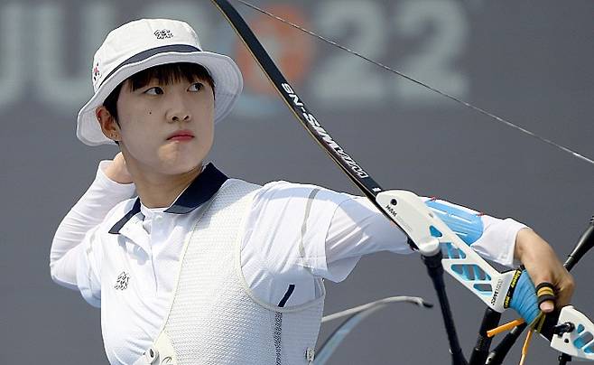 사격 중인 안산. 뉴시스