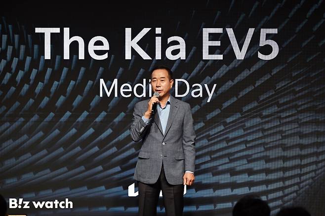 기아 국내사업본부장 정원정 부사장이 2일 오전 서울 삼성동 프로젝트 스페이스 라인에서 열린 '더 기아 EV5' 미디어데이에 참석해 EV5를 소개하고 있다./사진=이명근 기자 qwe123@