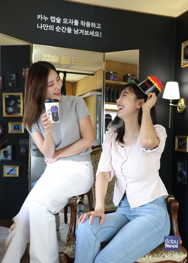 동서식품이 9월 4일부터 11월 2일까지 서울 종로구 북촌에서 플래그십 스토어 '카누 캡슐 테일러 in 북촌'을 운영한다. 모델이 포토존에서 포즈를 취하고 있다.&nbsp;ⓒ동서식품