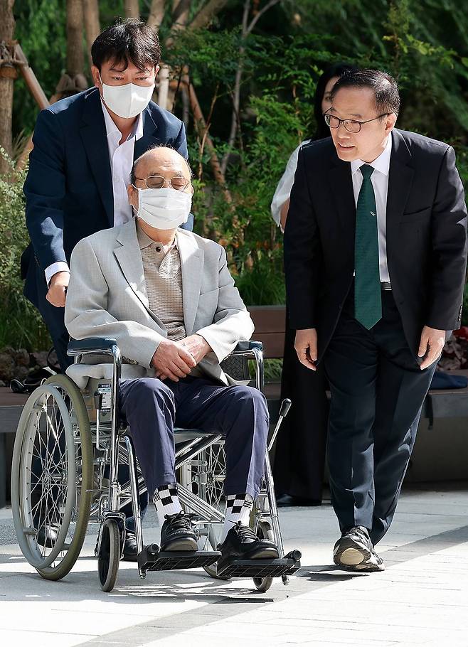 이봉관 서희건설 회장이 2일 오전 서울 종로구 광화문 김건희 특검팀(특별검사 민중기)에 조사를 받기 위해 출석 하고 있다. 사진=뉴시스