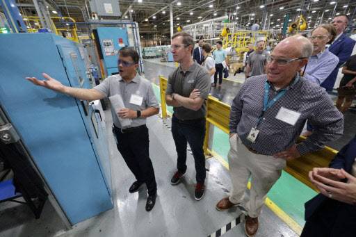 앤디 비셔 켄터키 주지사가 루이빌에 위치한 GE 어플라이언스 세탁기 공장을 시찰하고 있다.(사진=AFP)
