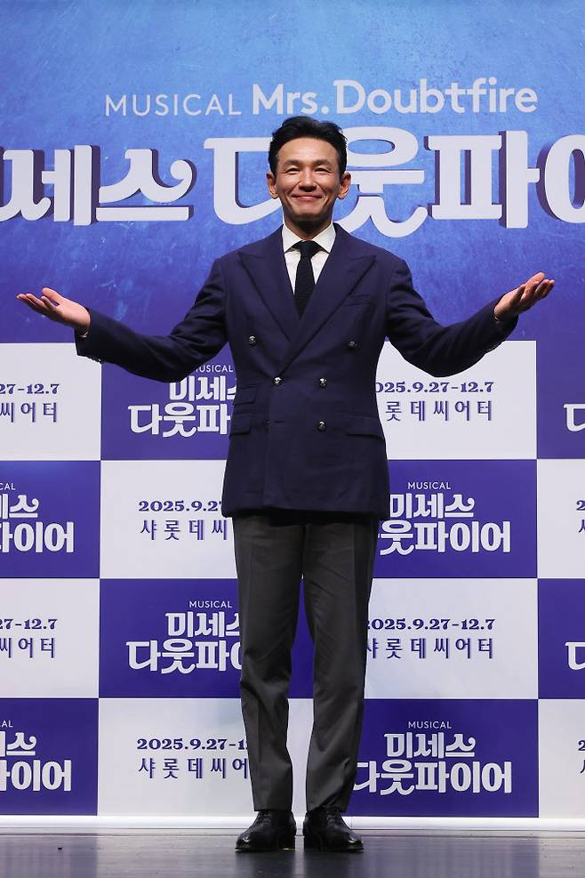 배우 황정민이 2일 서울 서대문구 이화여자대학교 삼성홀에서 열린 뮤지컬 ‘미세스 다웃파이어’ 제작발표회에서 포즈를 취하고 있다.(사진=연합뉴스).