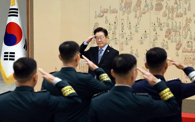 이재명 대통령이 2일 서울 용산 대통령실 청사에서 열린 대장 진급·보직 신고 및 삼정검 수치 수여식에서 대장 진급자들로부터 거수 경례를 받고 있다. (사진=뉴시스)