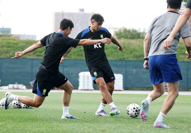2일(현지시간) 미국 뉴욕주 아이칸 스타디움에서 진행된 한국 축구 대표팀 훈련에서 옌스 카스트로프가 동료에게 패스를 연결하고 있다. 사진=연합뉴스