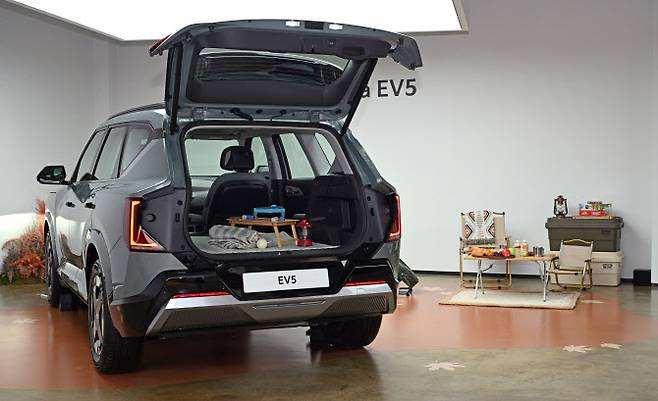 EV5 미디어 데이 행사장에 캠핑 콘셉트로 전시된 EV5. (사진=기아)
