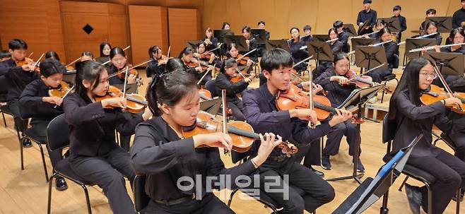 경기공유학교 오케스트라를 거쳐 안양예고에 진학한 허지민(앞줄 첫 번째)양. 지민양은 안양예고 오케스트라에서도 악장을 맡았다. (사진=허지민양 제공)