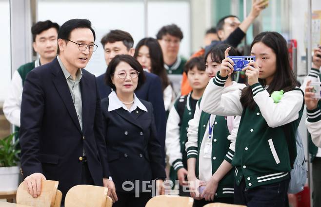 임태희 경기도교육감이 지난 5월 1일 의정부공유학교 올래캠퍼스 수업을 참관하고 있다. (사진=경기도교육청)