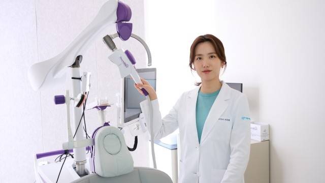 서지혜 원장과 TMS 치료 장비|출처: 더큰나래신경과의원