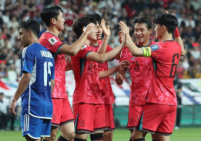 10일 서울월드컵경기장에서 열린 북중미 월드컵 아시아 예선 10차전 쿠웨이트와 경기에서 전진우의 선제골이 터지자 기뻐하는 한국 선수들