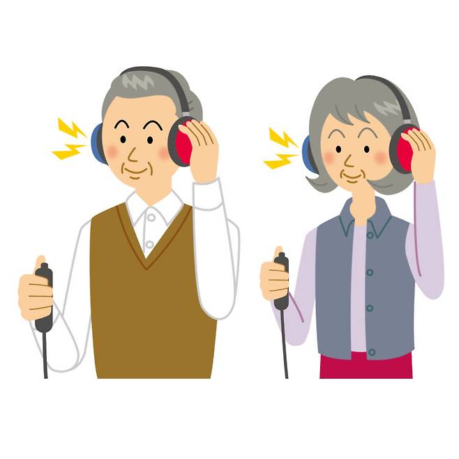 시끄러운 데서 잘 들리지 않거나 대화를 나누던 상대방에게 다시 말해달라고 부탁하는 일이 잦으면 의료진을 찾아 청각검사를 할 필요가 있다. 보청기를 사용한 조기 중재는 치매 확률을 크게 낮추는 것으로 밝혀졌다. 시각물은 노인 청각검사를 이미지화한 것이다. [이미지=게티이미지뱅크]