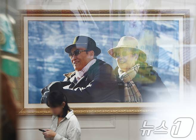 서울 용산구 통일교 서울 본부 로비에 한학자 통일교 총재와 고 문선명 통일교 총재 사진이 걸려 있다. 2025.7.18/뉴스1 ⓒ News1 김민지 기자