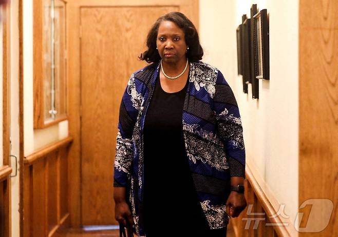 리사 쿡 연방준비제도 이사가 23일(현지시간) 와이오밍주 잭슨홀에서 열린 연준 행사에 참석하고 있다. 2025.8.23 ⓒ 로이터=뉴스1