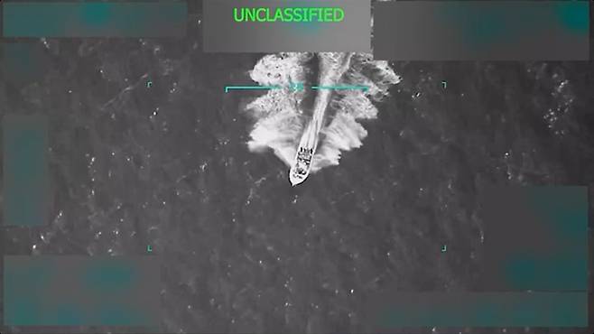 2일(현지시간) 도널드 트럼프 미국 대통령은 소셜미디어 트루스소셜에 "오늘 아침 일찍 나의 명령에 따라 미군이 남부사령부 관할 구역에서 트렌 데 아라과 나르코(마약)테러리스트들을 확인하고 군사적 타격을 가했다"고 밝혔다. <사진=트루스소셜 @realDonaldTrump>