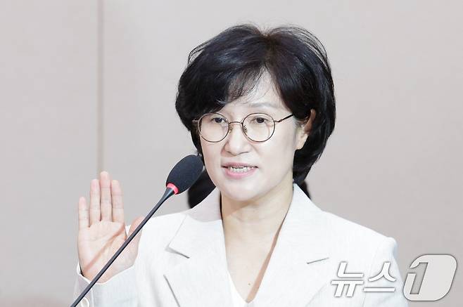 원민경 여성가족부 장관 후보자가 3일 오전 서울 여의도 국회 여성가족위원회에서 열린 인사청문회에서 선서하고 있다. 2025.9.3/뉴스1 ⓒ News1 신웅수 기자