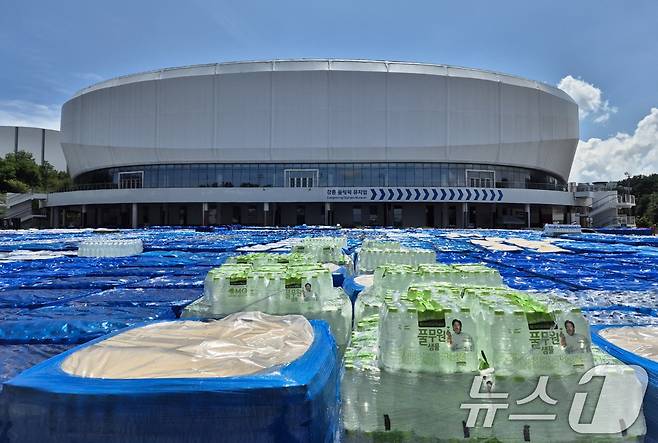 극심한 가뭄으로 재난사태가 선포된 강원 강릉을 돕기위해 전국 각지에서 보내온 생수가 3일 강릉아레나 주차장에 가득 쌓여있다. 시는 이날 기준 2L 짜리 105만3774병, 500mL 93만8750병 등 총 199만병을 확보한 상태다. 확보된 생수는 읍·면·동 5개 권역으로 옮긴 뒤 전 시민에게 배부된다. 시민 1명당 받을 수 있는 생수는 1일 2L씩 총 6일 사용 가능한 12L다. 2025.9.3/뉴스1 ⓒ News1 윤왕근 기자