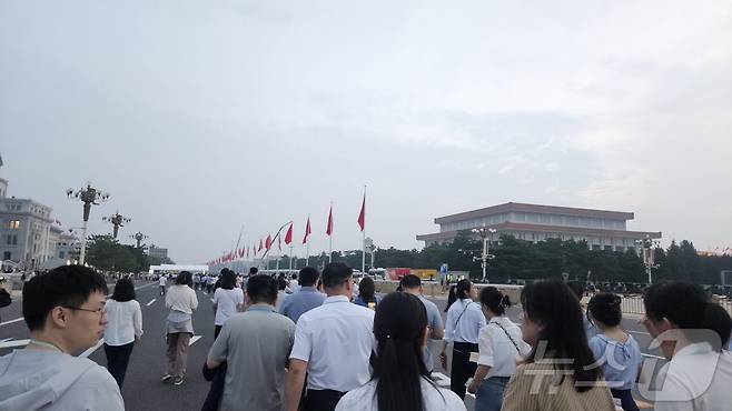 3일 새벽 중국 베이징 톈안먼광장에서 개최되는 전승절 80주년 열병식에 참석하는 시민들이 광장으로 향하고 있다. ⓒ News1 정은지 특파원